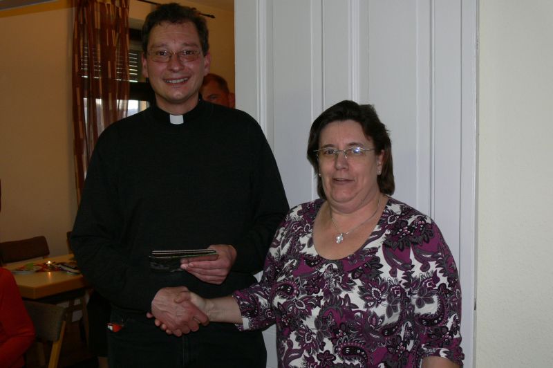 Übergabe der Spende an Pfarrer Peter Leick 2009